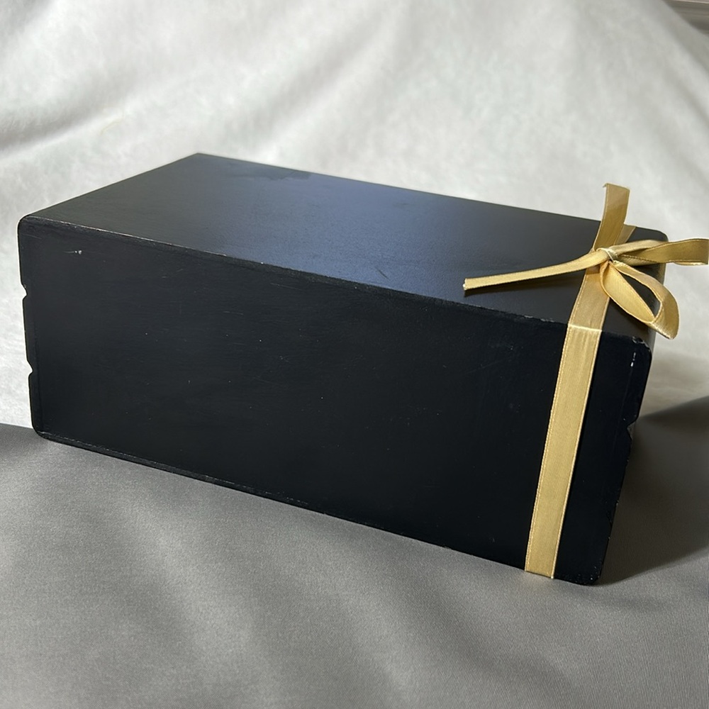 🖤Vintage “Gucci Dress The Part” book stack designed wooden decoration - Picture 4 of 13